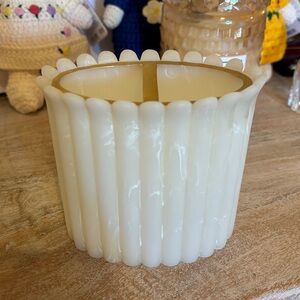 Gold White Scalloped Edge Toothbrush Holder